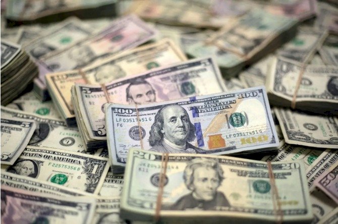 Dólar fecha com queda, a R$ 5,80, com tensões comerciais por tarifa e fluxo de venda